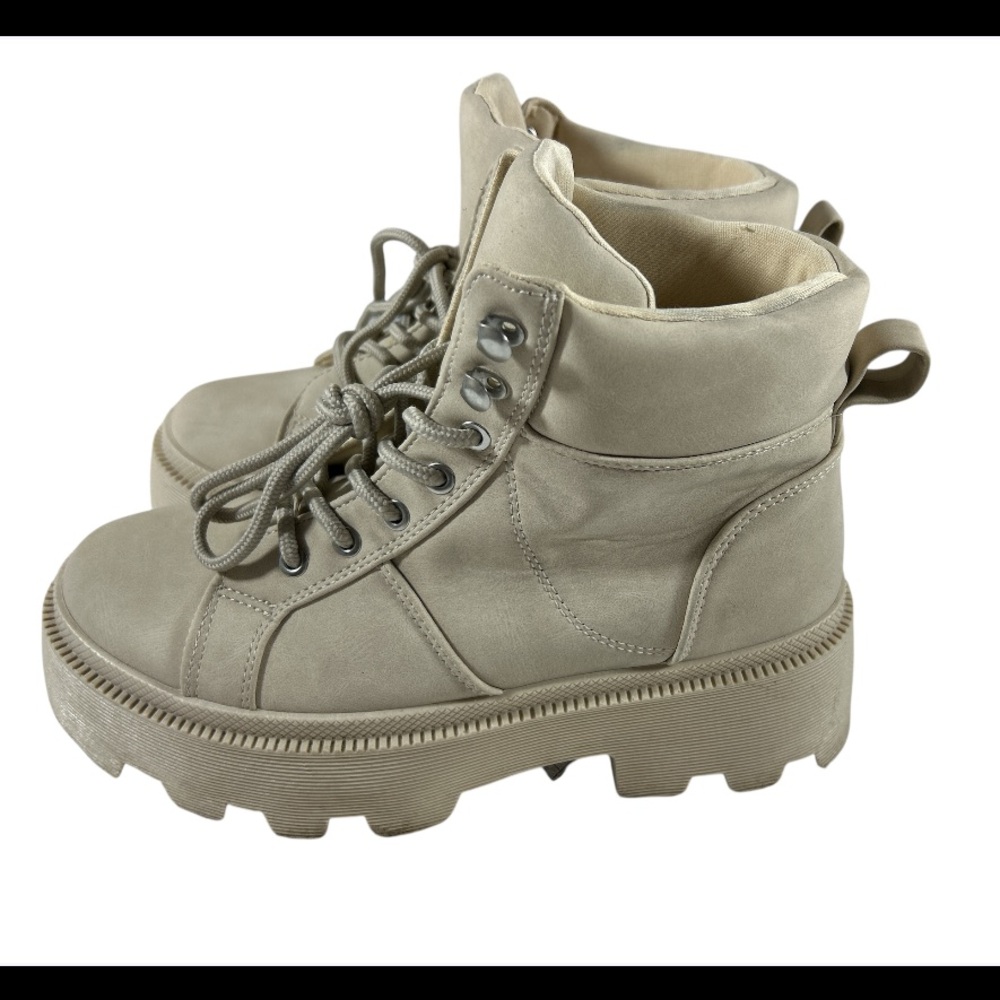 Forever‎ 21 Beige Chunky Platform Combat Boots Size 7 Lug Sole Ivory